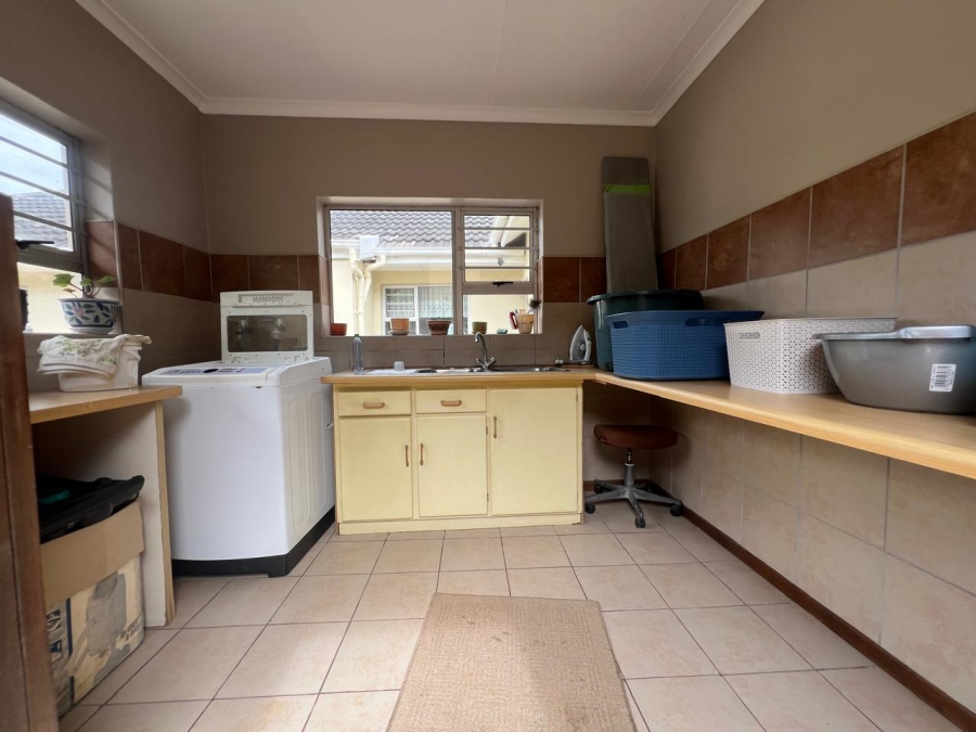 5 Bedroom Property for Sale in Seaview Eastern Cape